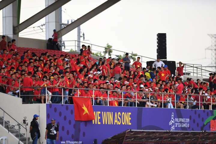 Cổ động viên Việt Nam nhuộm đỏ sân Binan 